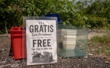 Geschenkekisten am Straßenrand