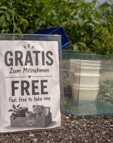 Geschenkekisten am Straßenrand