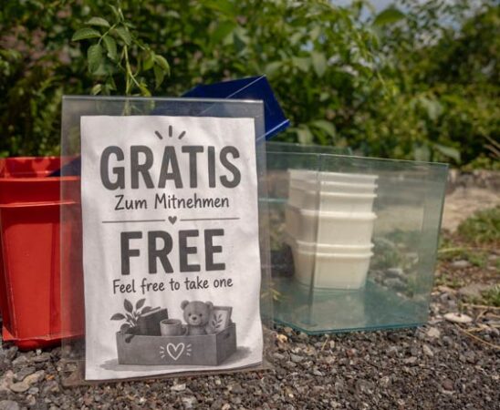 Geschenkekisten am Straßenrand